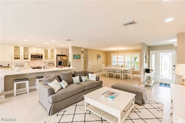 1424 Windsor CT, Cape Coral, FL 33904