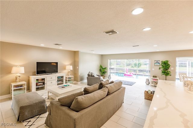 1424 Windsor CT, Cape Coral, FL 33904