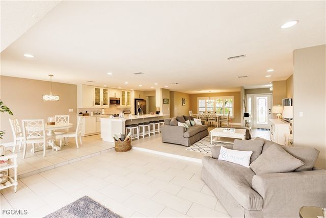 1424 Windsor CT, Cape Coral, FL 33904