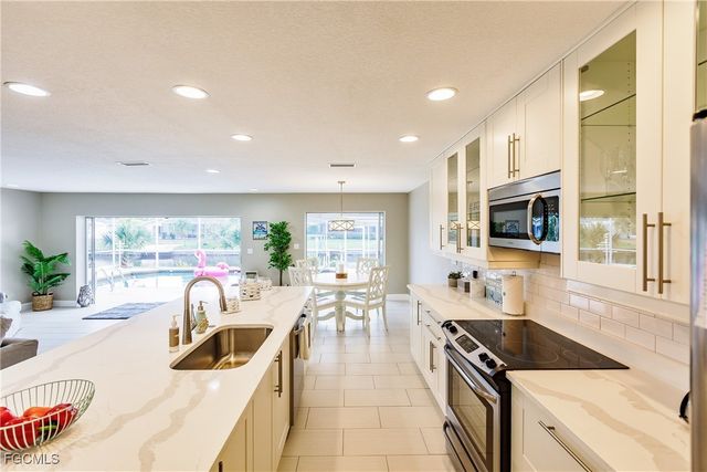 1424 Windsor CT, Cape Coral, FL 33904