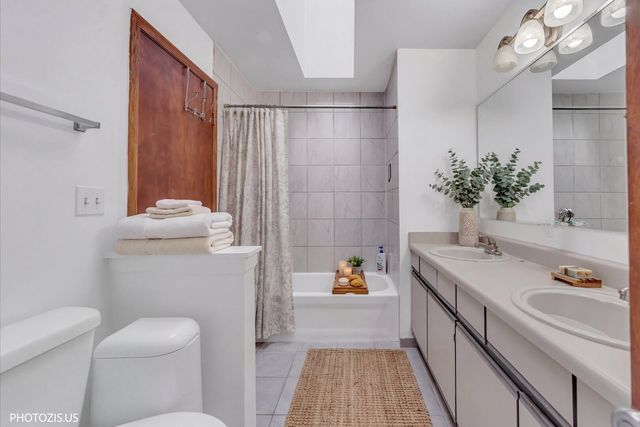 208 Westminster Court D, Schaumburg, IL 60193