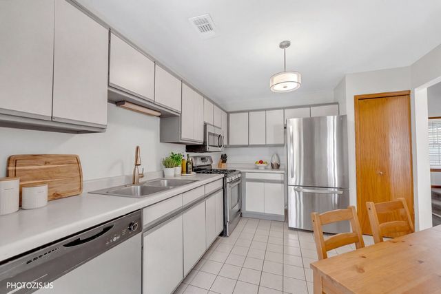 208 Westminster Court D, Schaumburg, IL 60193