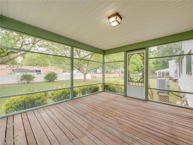 1 Oscars CT, Poquoson, VA 23662