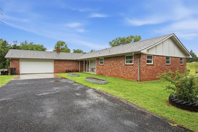 1452 Woodcrest Drive, Harrah, OK 73045