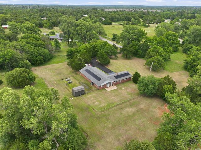 1452 Woodcrest Drive, Harrah, OK 73045