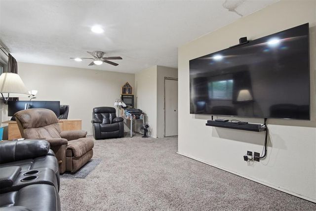 1452 Woodcrest Drive, Harrah, OK 73045