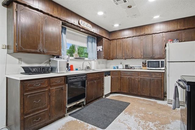1452 Woodcrest Drive, Harrah, OK 73045