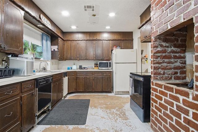 1452 Woodcrest Drive, Harrah, OK 73045