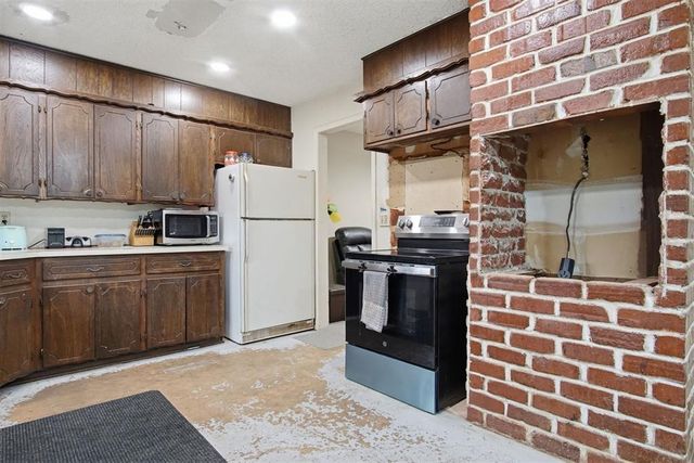 1452 Woodcrest Drive, Harrah, OK 73045