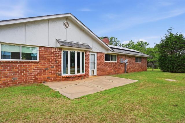 1452 Woodcrest Drive, Harrah, OK 73045
