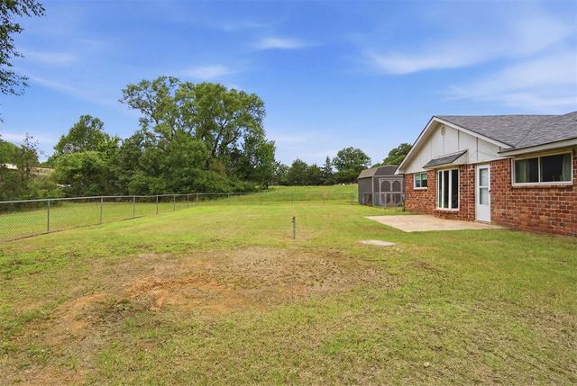 1452 Woodcrest Drive, Harrah, OK 73045