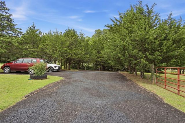 1452 Woodcrest Drive, Harrah, OK 73045