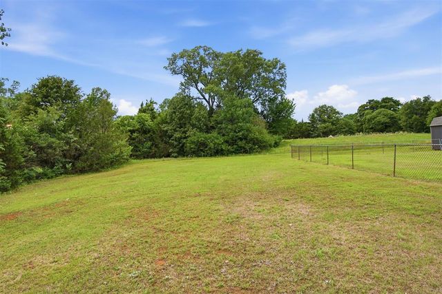 1452 Woodcrest Drive, Harrah, OK 73045