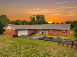 1452 Woodcrest Drive, Harrah, OK 73045