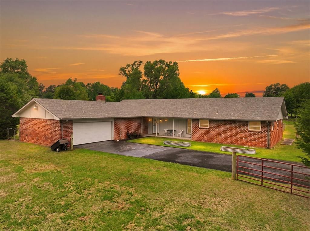 1452 Woodcrest Drive, Harrah, OK 73045
