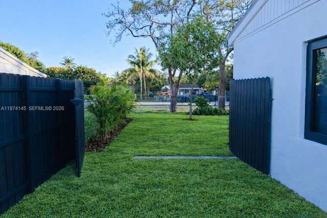 1645 NE 180th St, North Miami Beach, FL 33162