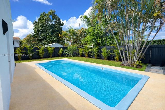 1645 NE 180th St, North Miami Beach, FL 33162