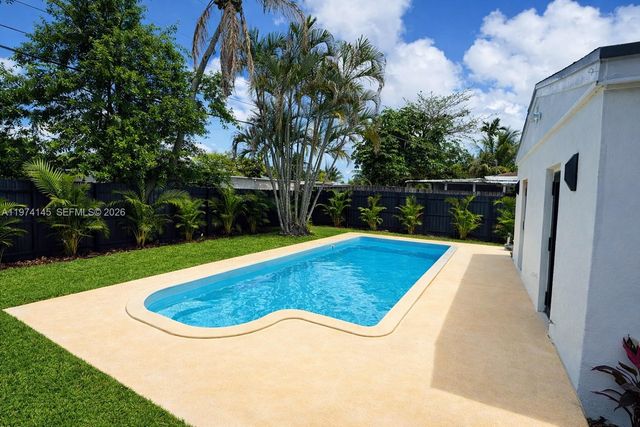 1645 NE 180th St, North Miami Beach, FL 33162