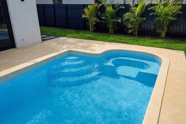 1645 NE 180th St, North Miami Beach, FL 33162