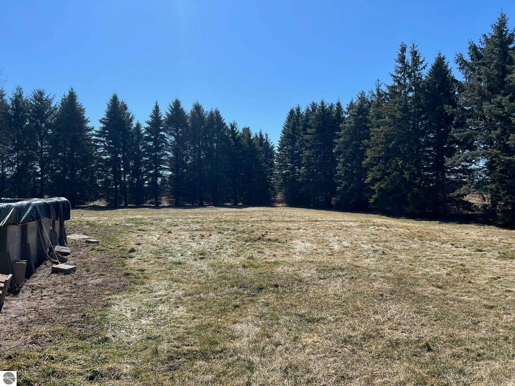 Image 12 of property listing at 10613 N Bagley Road, St Louis, MI 48880