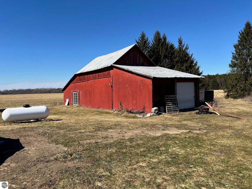 Image 3 of property listing at 10613 N Bagley Road, St Louis, MI 48880