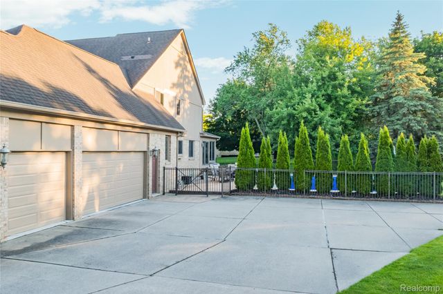 53961 Sutherland Court, Shelby Charter Township, MI 48316