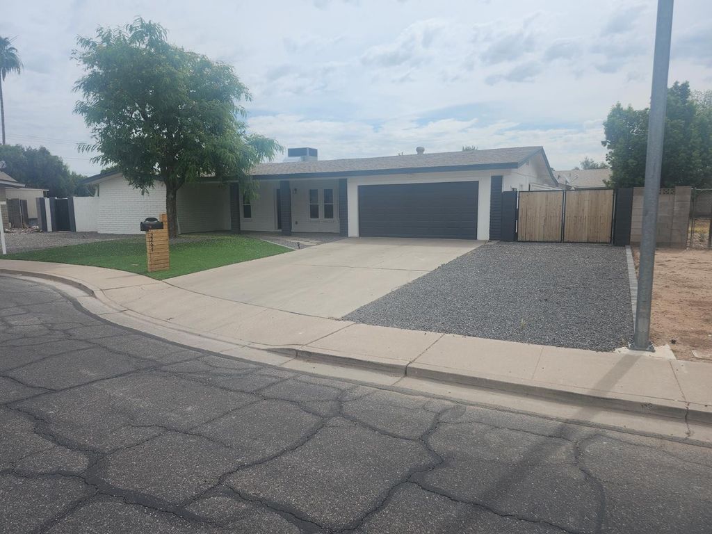 2267 E Caballero Circle, Mesa, AZ 85213