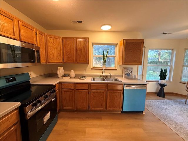 222 N 8th Court, Lawrence, KS 66044
