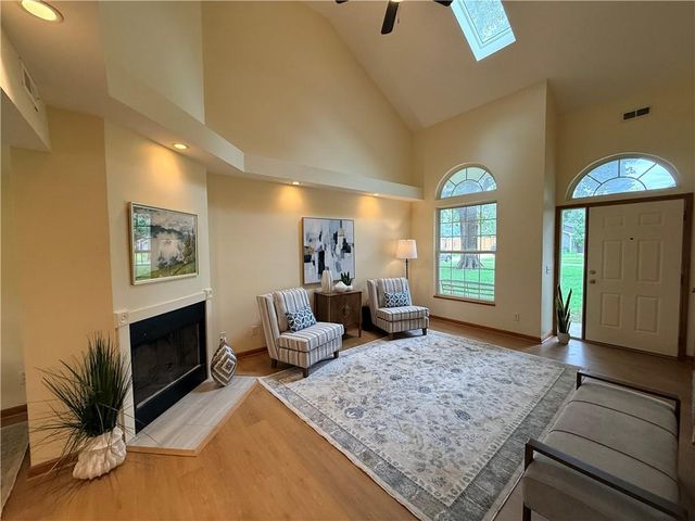 222 N 8th Court, Lawrence, KS 66044