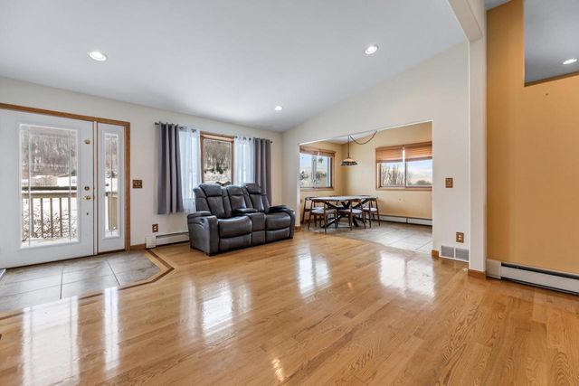 1115 Jonathan LANE, La Crescent, MN 55947