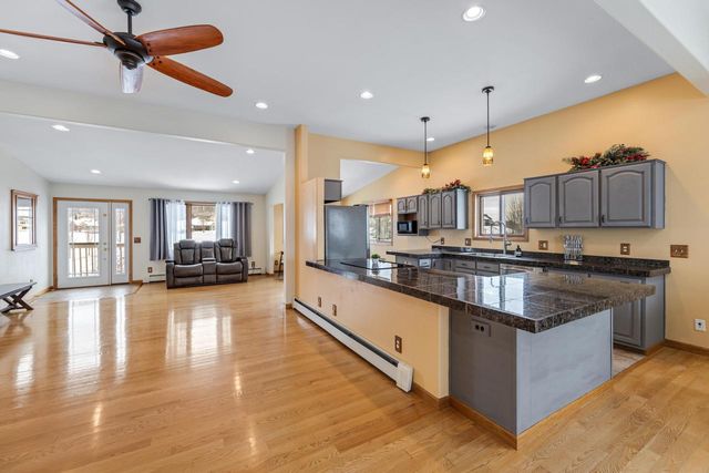 1115 Jonathan LANE, La Crescent, MN 55947