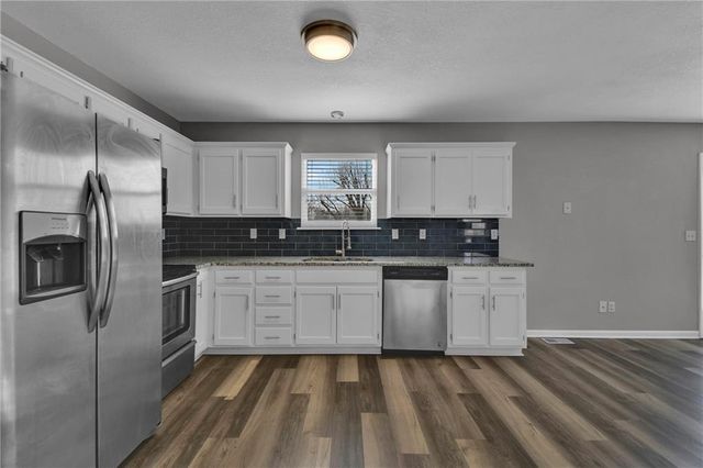 1877 Chickadee Drive, Liberty, MO 64068