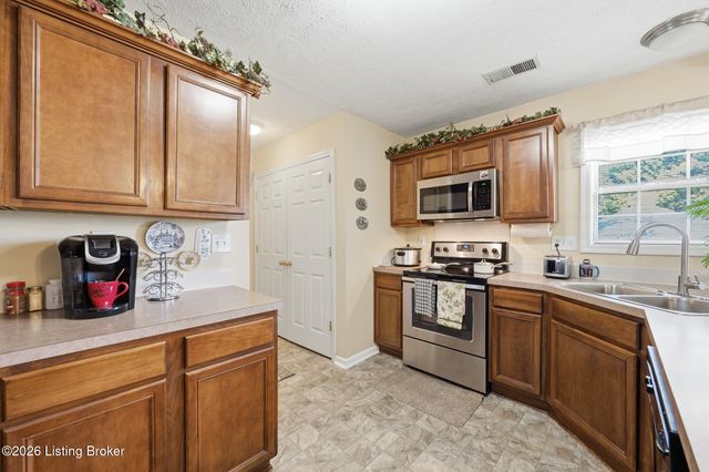 6030 Woodhaven Pl Cir, Louisville, KY 40228