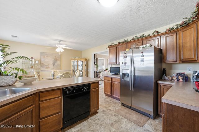 6030 Woodhaven Pl Cir, Louisville, KY 40228