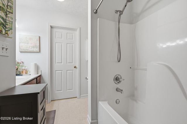 6030 Woodhaven Pl Cir, Louisville, KY 40228