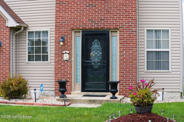 6030 Woodhaven Pl Cir, Louisville, KY 40228