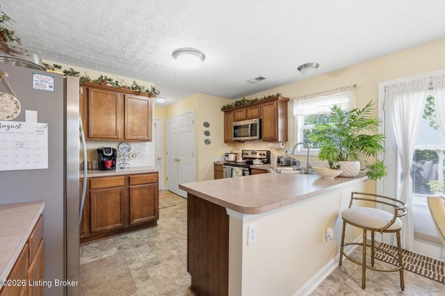 6030 Woodhaven Pl Cir, Louisville, KY 40228