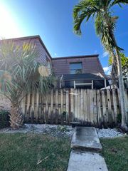 7482 E Courtyard Run E E, Boca Raton, FL 33433