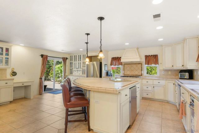 11762 Calle Vivienda, San Diego, CA 92128