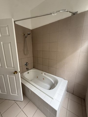 2717 W Congress Parkway 2, Chicago, IL 60612