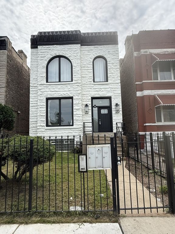 2717 W Congress Parkway 2, Chicago, IL 60612