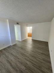 8889 N Fontainebleau Boulevard 211, Miami, FL 33172
