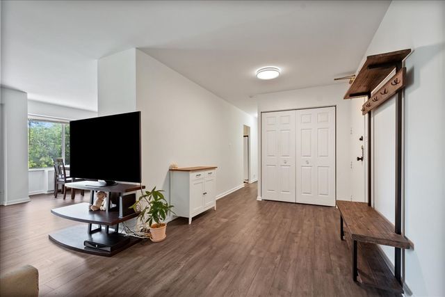 7141 N Kedzie Avenue 406, Chicago, IL 60645