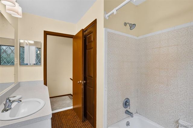 16955 English Road, Manchester, MI 48158