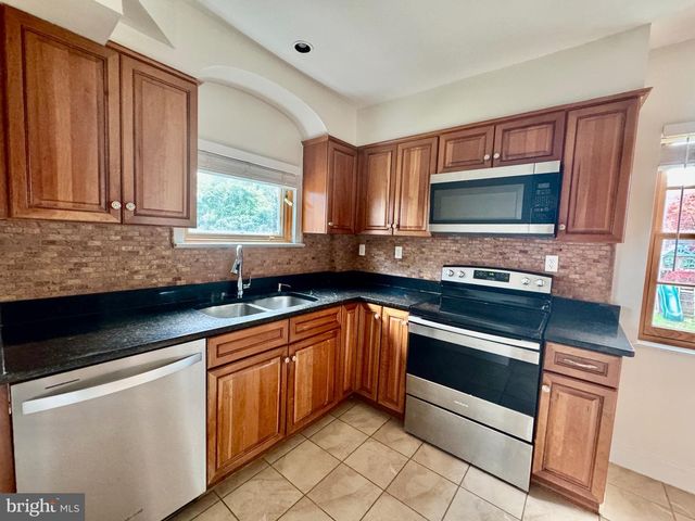 204 S IRVING ST, Arlington, VA 22204