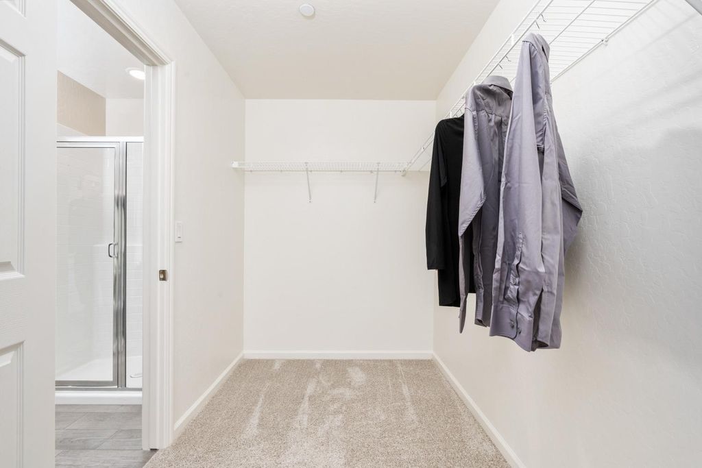 Image 37 of property listing at 6583 E Cresthaven Drive, Fresno, CA 93727