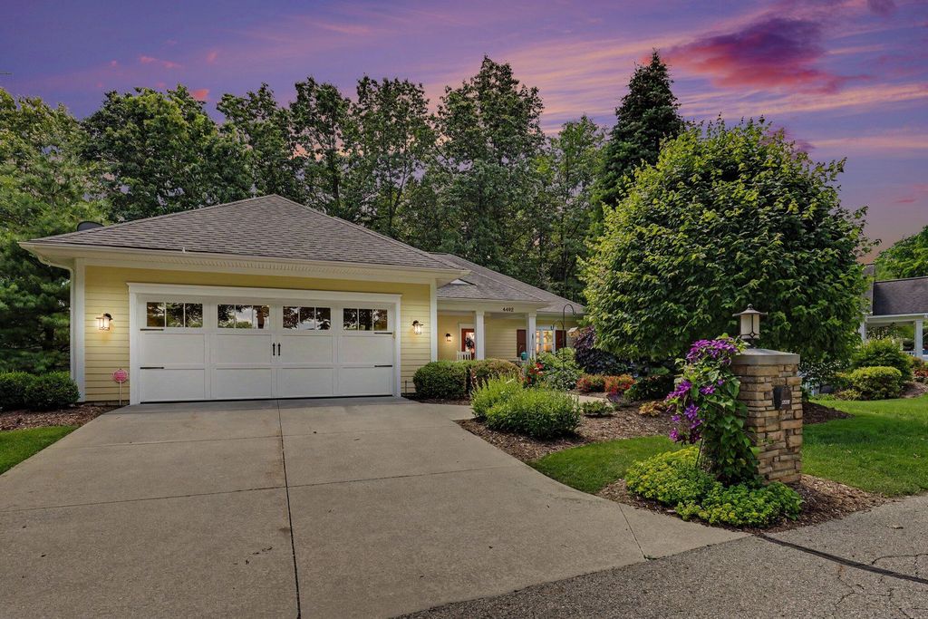 4492 Oak Arbor Drive NE, Grand Rapids, MI 49525