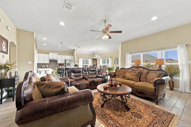 133 Grand View, Floresville, TX 78114