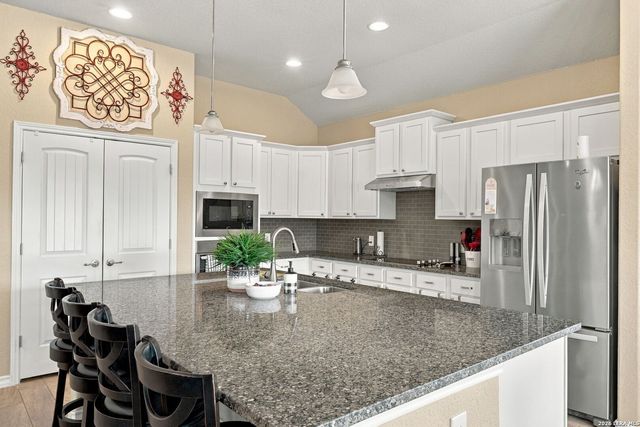 133 Grand View, Floresville, TX 78114