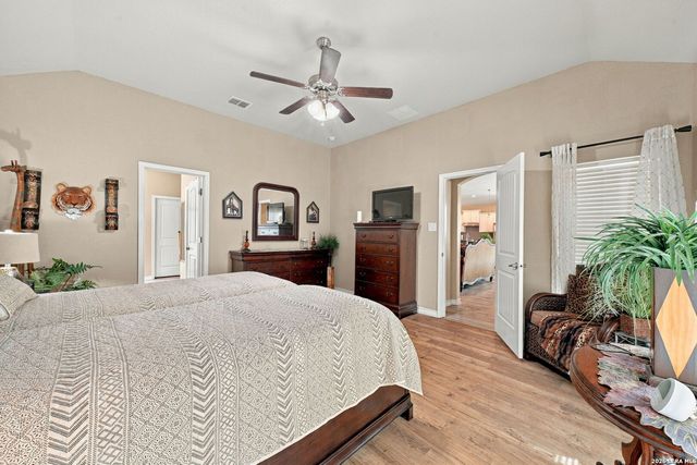 133 Grand View, Floresville, TX 78114
